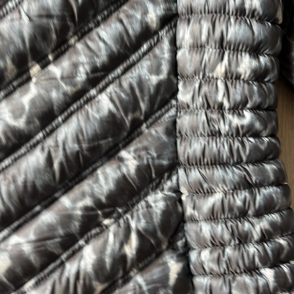 LAUNDRY SHELLI SEGAL DOWN FEATHER FILLED PACKABLE PUFFER GREY AND SILVER LEOPARD - Picture 8 of 9